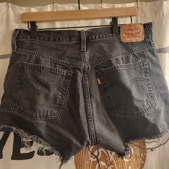 Distressed Levi shorts - Picture 3 of 7